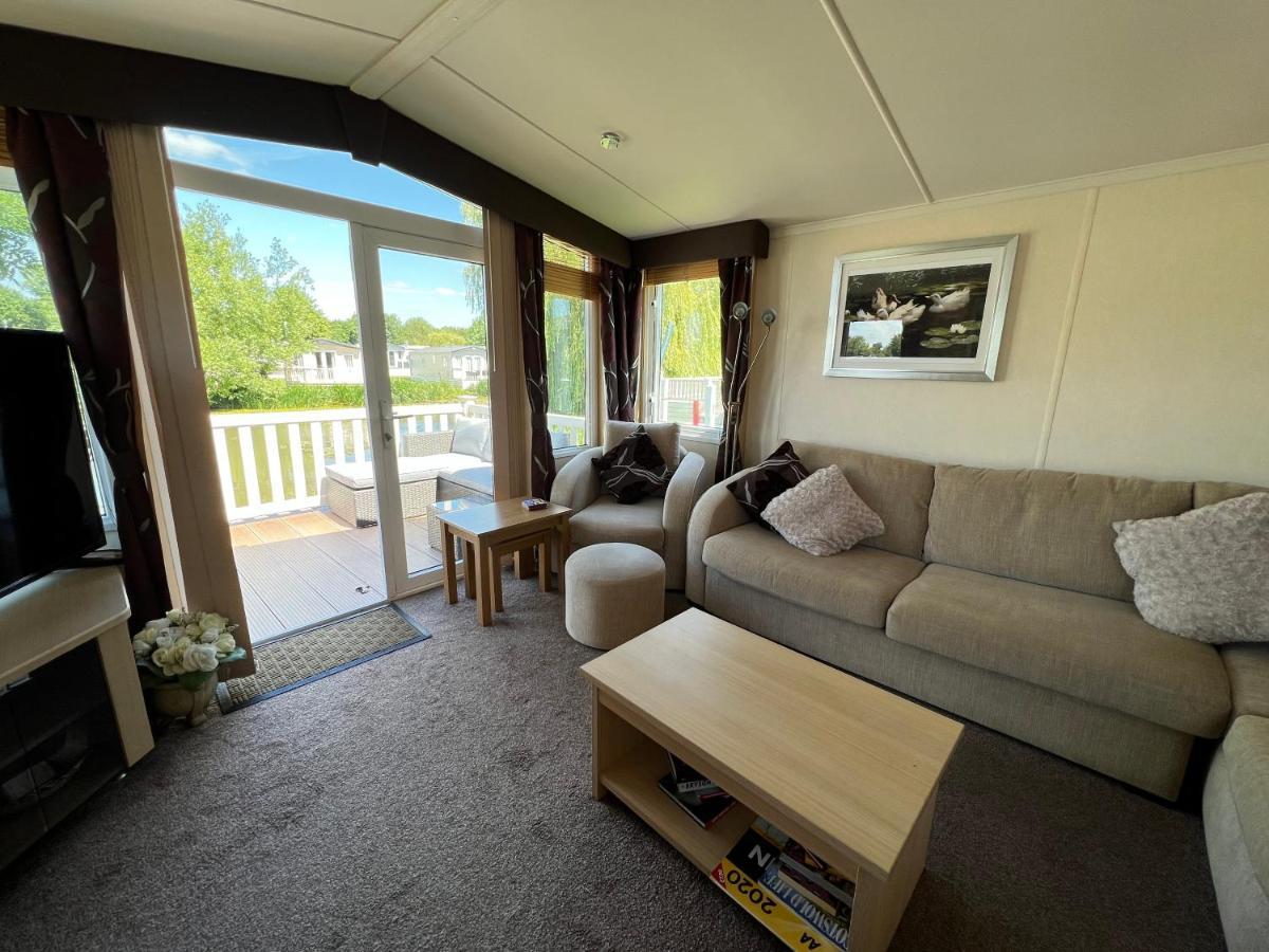 Dragonfly Lodge South Cerney Exterior foto