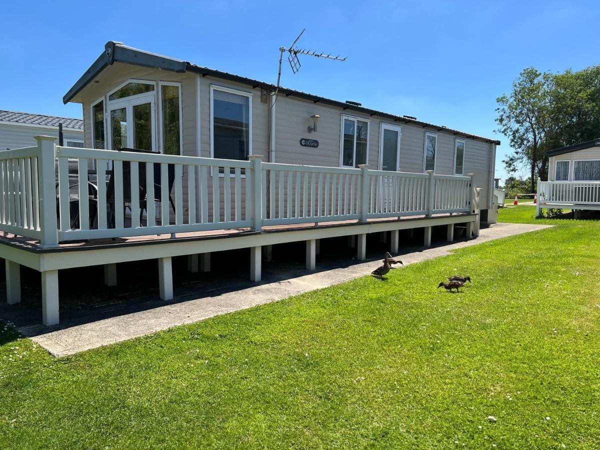 Dragonfly Lodge South Cerney Exterior foto