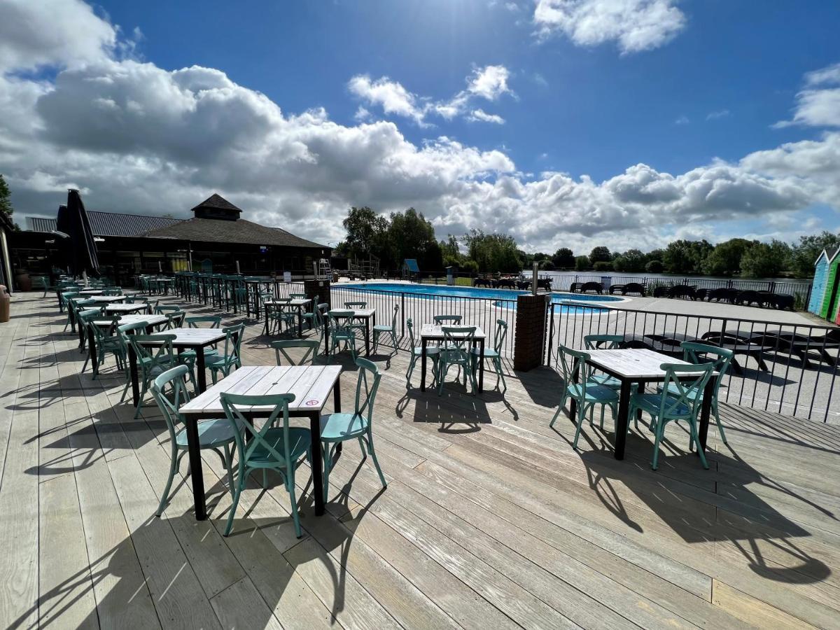Dragonfly Lodge South Cerney Exterior foto