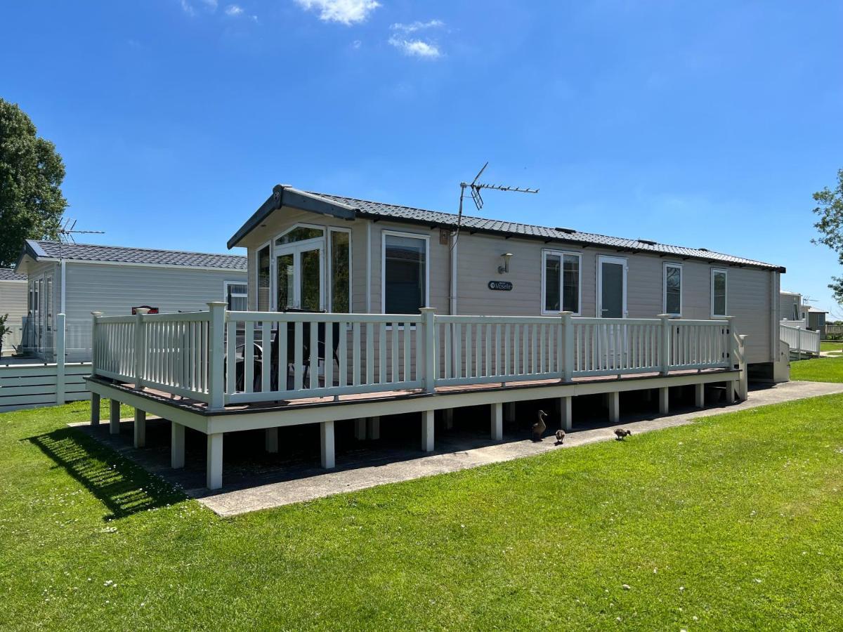 Dragonfly Lodge South Cerney Exterior foto